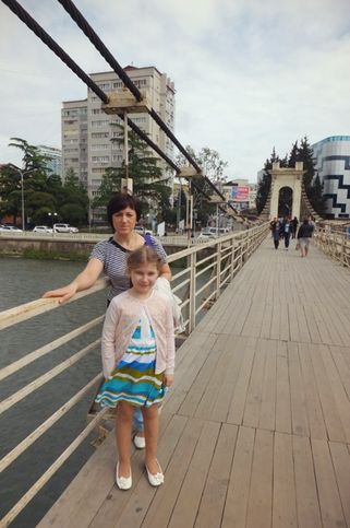 Сочи. Висячий пешеходный мост через реку Сочи у Центрального рынка. 07. 05. 2014