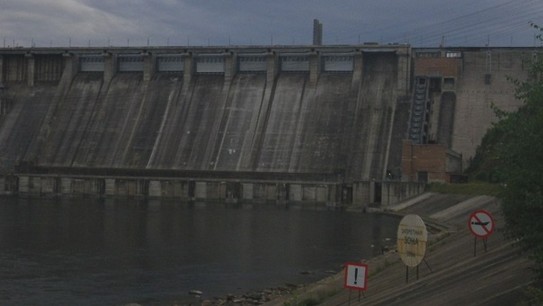Начнм отсюда. Это Красноярская ГЭС - самая южная точка нашего пребывания на реке