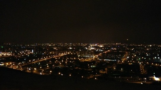 Вид на ночной город с часовни