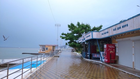 Пустая набережная Алушты в дождь