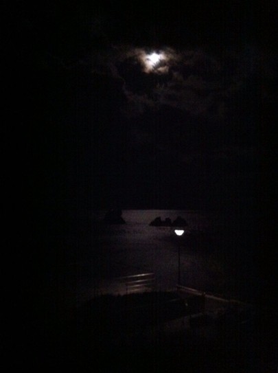 Ночь. Фонарь. Луна. Море