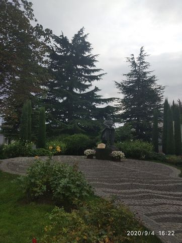 При входе в парк встречает памятник морянисту Айвазовского