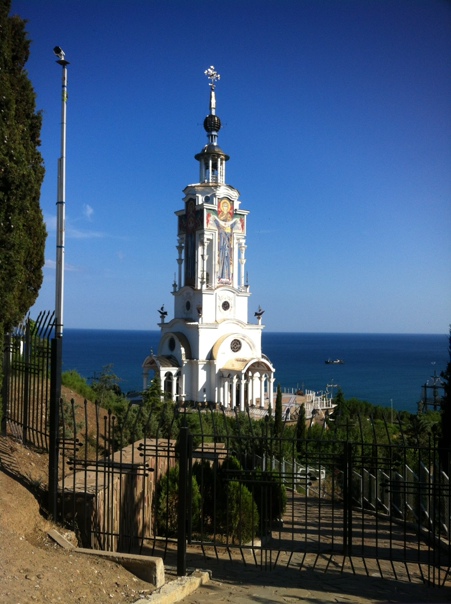 Церковь и маяк одновременно, построена в память всем погибшим морякам