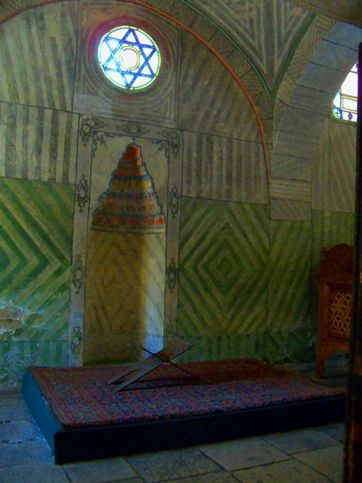 Ханский дворец. Малая мечеть. На витраже - символ иранского зороастризма, как ни странно