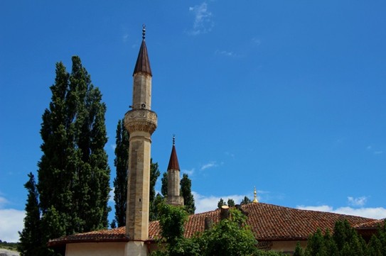 Большая Ханская мечеть (крымско-тат. Byk Han Cami) находится на дворцовой площади к востоку от северных ворот. Это одна из крупнейших мечетей Крыма и первое из зданий ханского дворца. Мечеть была построена в 1532 году Сахибом I Гераем и носила его имя в XVII веке.