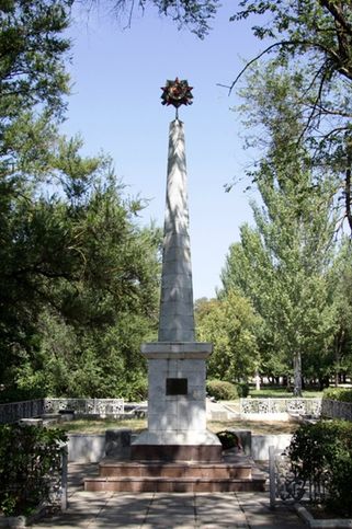 Мемориал, братская могила воинам-освободителям, парк Войкова