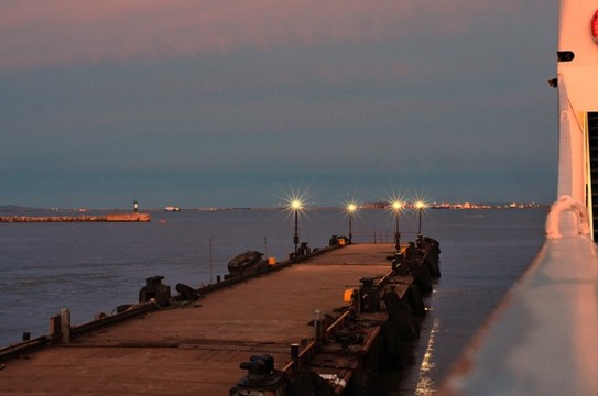Порт Крым. Вдали на горизонте светится Порт Кавказ, до него 4. 5 км