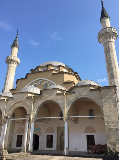 Хан-Джами - самая большая мечеть в Крыму, является единственной многокупольной мечетью в Европе