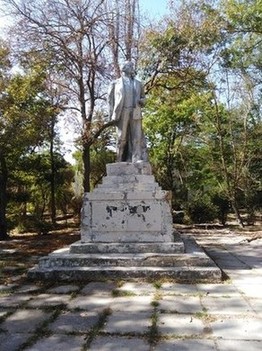 Памятник был сооружен до войны, во время войны был уничтожен, а в 1946 году был восстановлен заново. Памятник находится в Сакском курортном парке