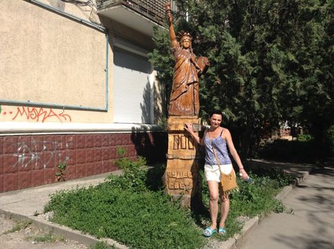 Возле нашего дома стоит статуя Свободы)