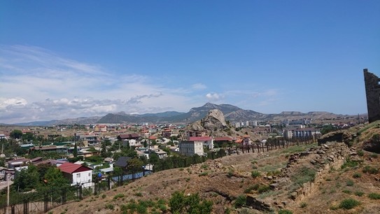Вид на город Судак и горы
