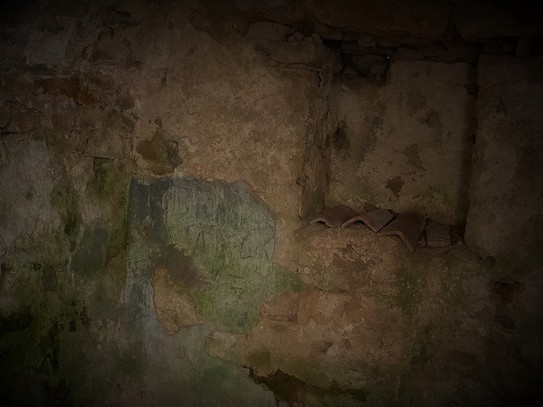 В кельях сохранились остатки штукатурки с росписью 18 века. Монастырь Сурб-Хач. Крым