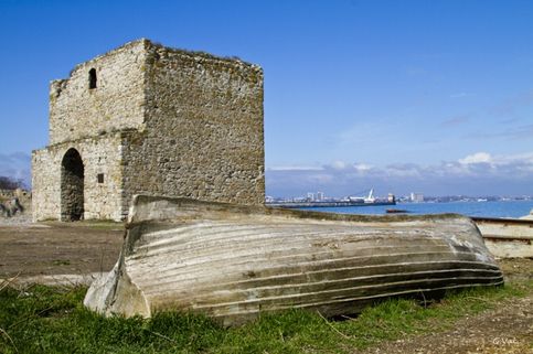 Феодосия. Доковая башня. Доковая башня относится к строениям Генуэзской крепости и была возведена в XIV веке. Ее назначением стала не только защитная, но и судостроительная функция