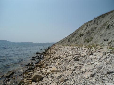 Несмотря на сезон в Крыму можно найти вот такие места на берегу почти без людей