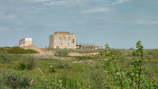 Крымская АЭС  недостроенная атомная электростанция, расположенная вблизи города Щлкино на берегу соленого Акташского водохранилища, ее водоема  охладителя