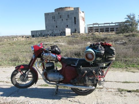 Недостроенная атомная электростанция, расположенная вблизи города Щлкино в Крыму на берегу солного Акташского водохранилища (пруд-охладитель)