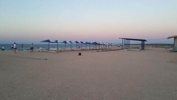 Пляж в 8 вечера пустынен
