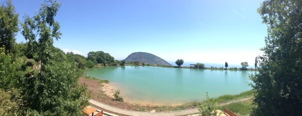 Озеро над южнобережным шоссе высоте 370 м. Над уровнем моря