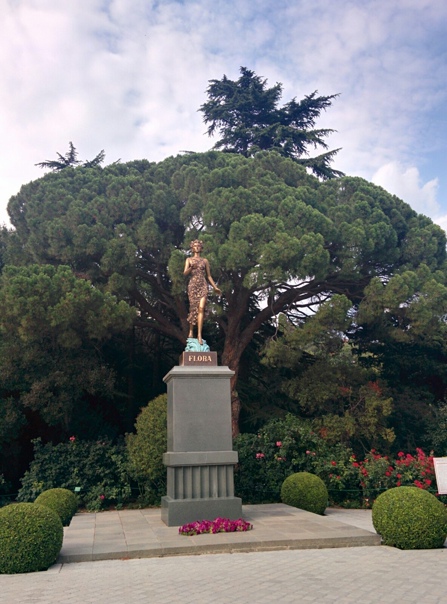Языческая статуя Флоры в Никитинском ботаническом саду