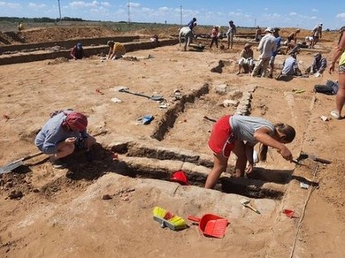 Город 14 века был очень большим! Археологи обнаружили следы от труб водопровода и канализации