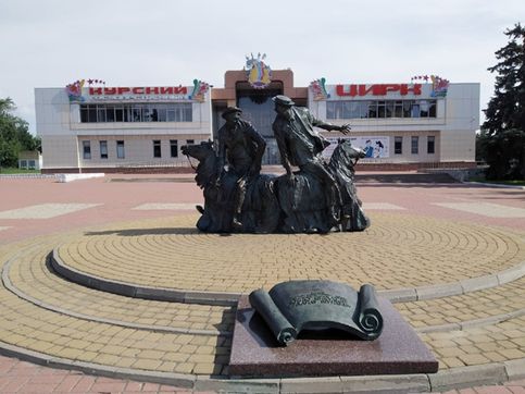 На площади перед цирком - памятник клоунскому дуэту Шуйдин-Никулин