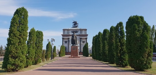 Курск, Мемориальный комплекс Курская дуга, Памятник Г. К. Жукову перед Триумфальной аркой, 2018 год