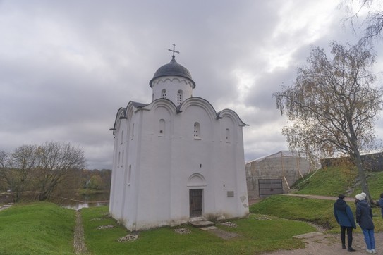 Георгиевская церковь. Справа  вновь строящаяся Раскатная башня