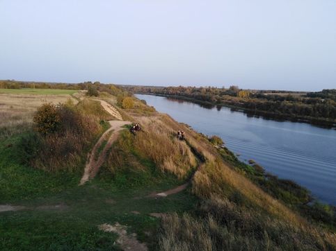 Берег реки Волхов. Курган