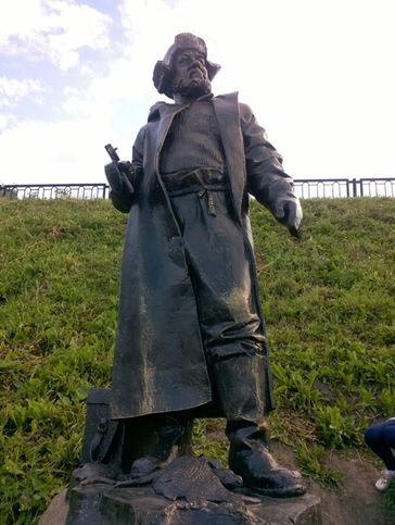 Памятник рыбаку на берегу р. Волхов