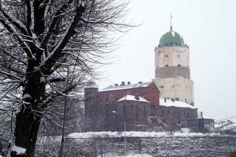 Выборгский замок является древнейшим из выборгских укреплений, восходящим к XIII веку, возведнный на небольшом островке (170 х 122 м) в Финском заливе. Единственный в России полностью сохранившийся памятник западноевропейского средневекового военного зодчества.
