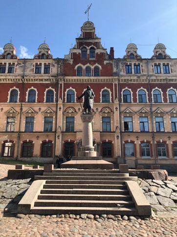 Выборгская ратуша. Памятник Торгильсу Кнутссону - шведскому маршалу, основавшему Выборгский замок