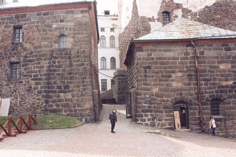 Единственная в России полностью сохранившаяся древняя средневековая крепость, настоящий памятник западной военной архитектуры