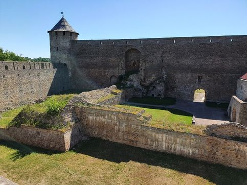Воротная башня, крепость 1492 года. В Ивангородской крепости, Ивангород, Кингисеппский район, Ленинградская область