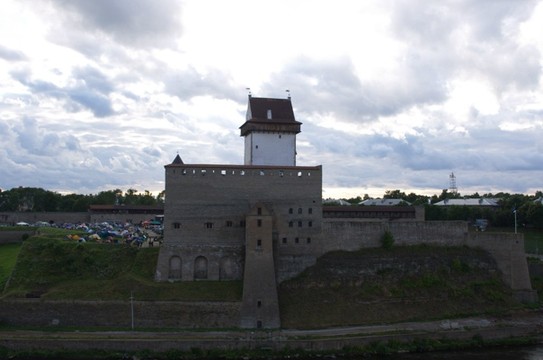 На левом берегу р. Нарвы расположен Нарвский замок, это уже территория Эстонии