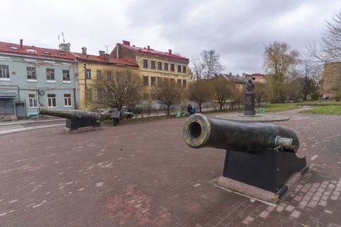 Сквер с памятником Рагузинскому. Точнее, это не сквер, а Красная площадь. Шлиссельбургская. Здесь же пушки XVIII века