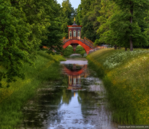 Крестовый мост в Александровском парке, Царское село, Санкт-Петербург, начало июня 2018 года.