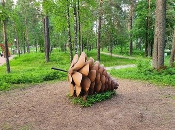 Скульптура Шишка, Заречный парк, Луга, Ленинградская область