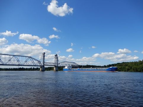Танкер Санкт-Петербург у разведнного Кузьминского моста, река Нева, Ленинградская область, 22 июня 2020 года