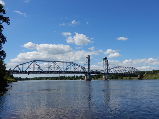 Электровоз ВЛ10 с грузовым поездом на Кузьминском мосту, река Нева, Ленинградская область, 22 июня 2020 года