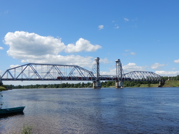 Электропоезд ЭТ2М на Кузьминском мосту, река Нева, Ленинградская область, 22 июня 2020 года