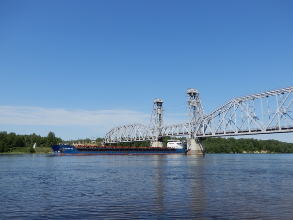 Теплоход Русич-11 под разведнным Кузьминским мостом, река Нева, Ленинградская область, 15 июня 2020 года