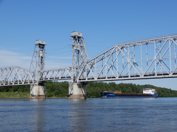 Теплоход Русич-11 у разведнного Кузьминского моста, река Нева, Ленинградская область, 15 июня 2020 года