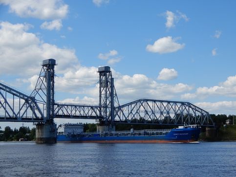 Танкер Санкт-Петербург под разведнным Кузьминским мостом, река Нева, Ленинградская область, 22 июня 2020 года