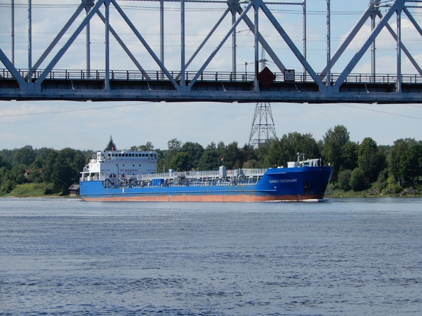 Танкер Санкт-Петербург у Кузьминского моста, река Нева, Ленинградская область, 22 июня 2020 года
