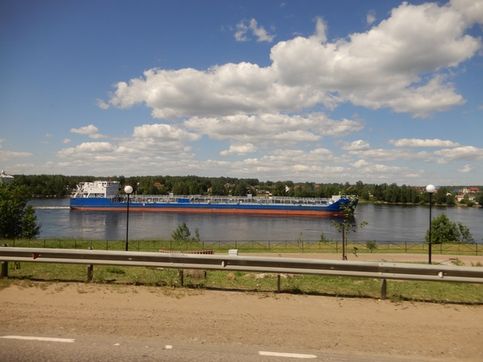 Танкер Санкт-Петербург, река Нева у города Отрадное, Ленинградская область, 22 июня 2020 года