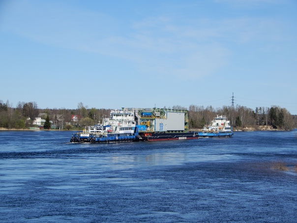 Баржа Морвенна-3002 с буксирами ОТ-2053 и Наварин, река Нева у города Отрадное, Ленинградская область, 6 мая 2020 года