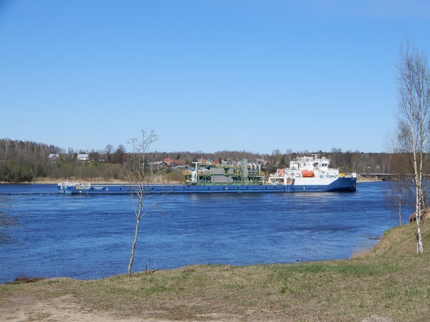 Теплоход Топаз Белая, река Нева у города Отрадное, Ленинградская область, 6 мая 2020 года