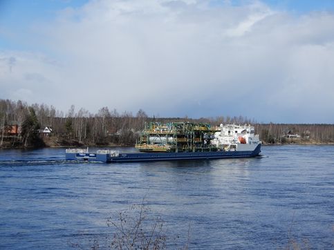 Теплоход Топаз Нева, река Нева у города Отрадное, Ленинградская область, 27 апреля 2020 года