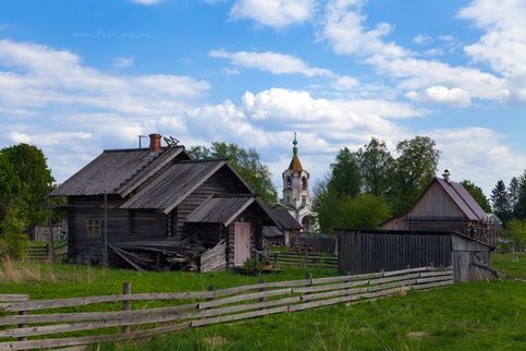 Село Сенно, вид с дороги на церковь Троицы Живоначальной (1892 г. ) 16 мая 2016 г
