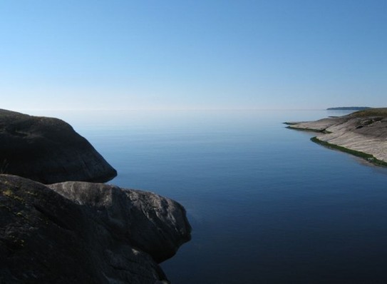На Ладожском озере около 660 островов (площадью более 1 га) общей площадью 435 км. Из них около 500 сосредоточено в северной части озера, в так называемом шхерном районе. Википедия
